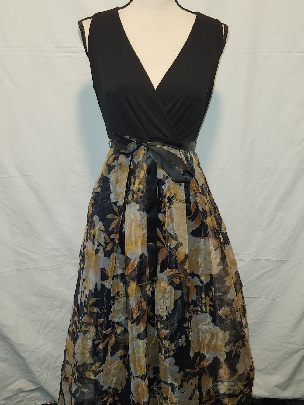 Beautiful Black & Gold Floral V-Neck Maxi Dress with Sash Waist